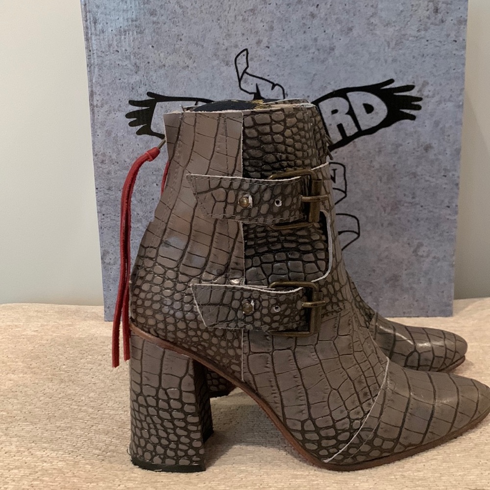 FREEBIRD BY STEVEN JOEY BOOTS IN STONE CROCO LEATHER W/FLARED WRAP HEEL SIZE 8 - Picture 11 of 16